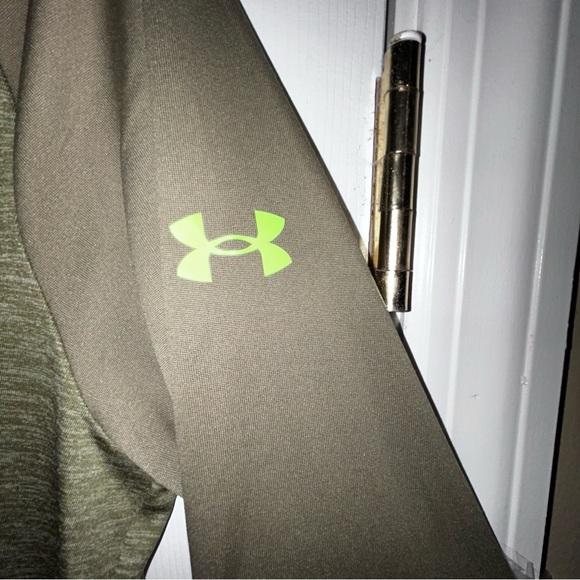 Under Armour Olive Green Long Sleeve Shirt size Medium - Picture 3 of 5